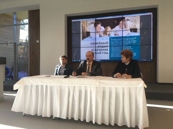 Coletiva de imprensa no hotel Porto Mare, em 24 de novembro de 2017, da qual participaram Mikhail Bychenkov, diretor do hotel Porto Mare, Tatiana Golubova, diretora do Instituto de Sanatórios Infantis, Fisioterapia e Reabilitação Médica, e Sergei Strelbitsky, conselheiro do líder da Crimeia e ex-ministro do Turismo da região - Sputnik Brasil