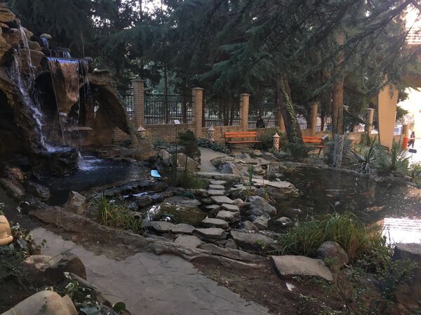 Território à entrada do hotel Porto Mare, em Alushta - Sputnik Brasil